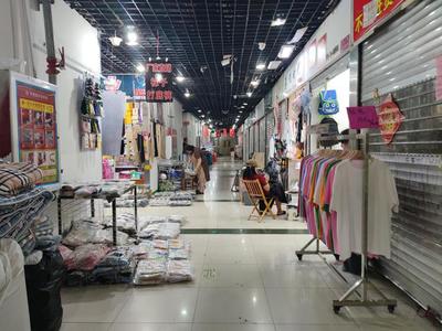 到點關(guān)門引爭議 即墨服裝批發(fā)市場夜半困客，回暖客流恐再遇寒